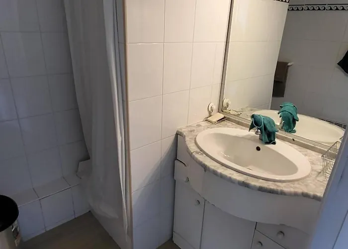 En Duplex Avec Piscine, Proche Et Piste Cyclable à - Fr-1-792-39 *